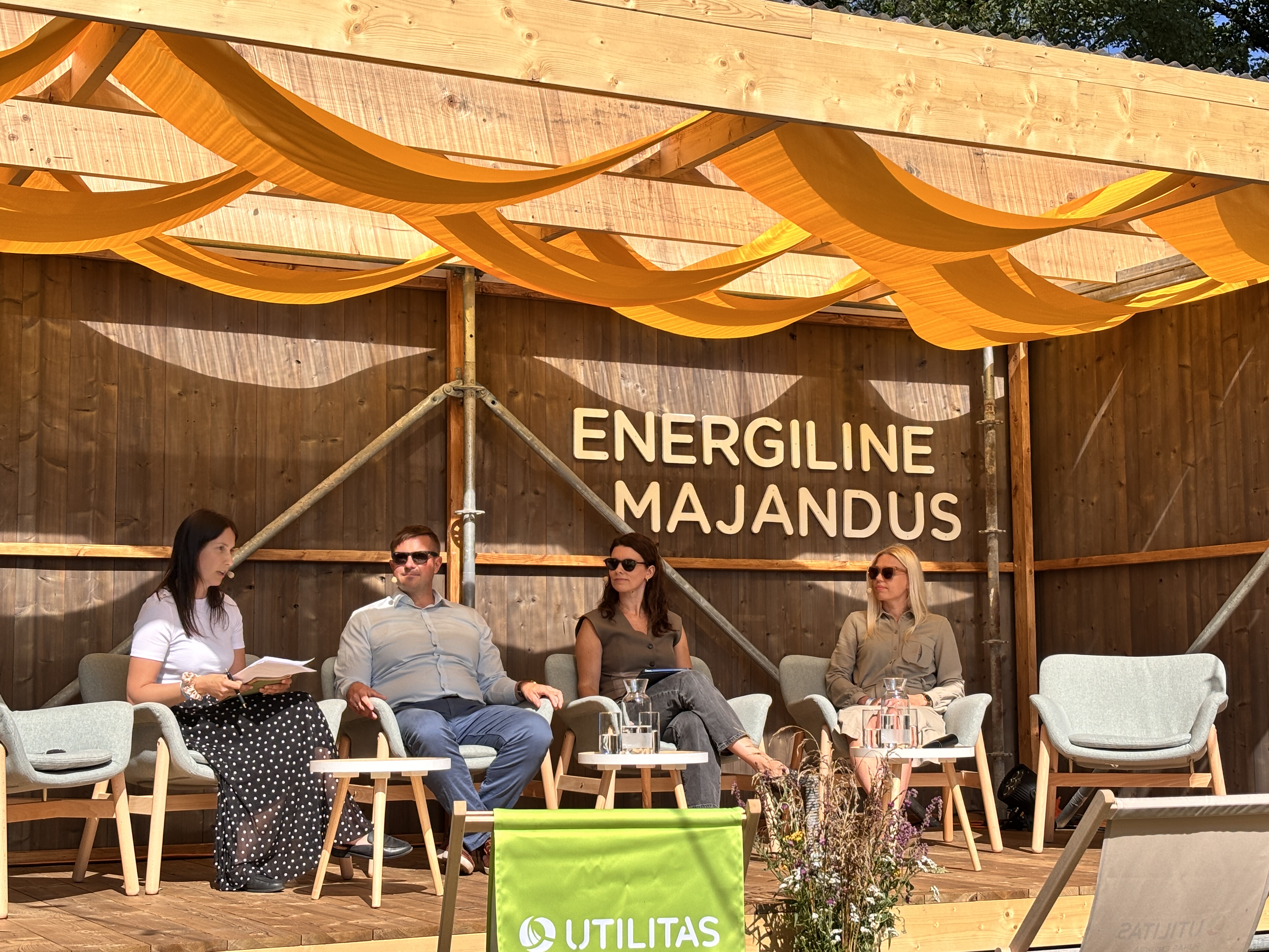 Arvamusfestival 2025 rohetehnoloogiate arutelu, pildil on 4 inimest ja puidust lava. Esinejate selja taga laval on kirjas trükitähtedega energiline majandus