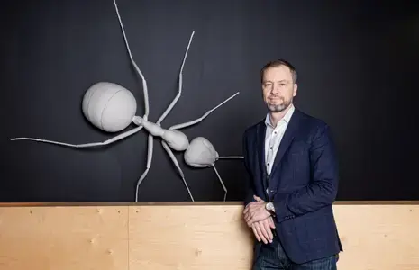 KIKi juhataja seisab sipelga motiivi ees
