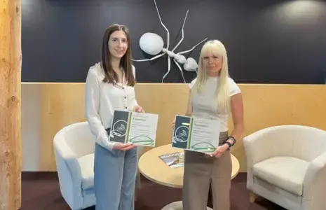 KIKi ja EKJA esindaja koos KIKI tunnistustega kontoris