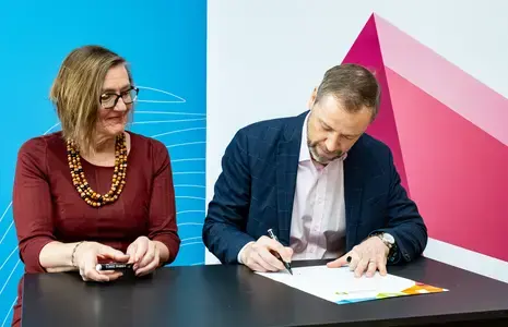 KIKi juhataja Andrus Treier allkirjastamas mitmekesisuse kokkulepet