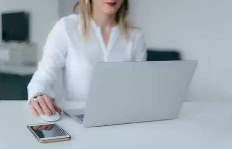 laptop_pexels_marek-levak.jpg