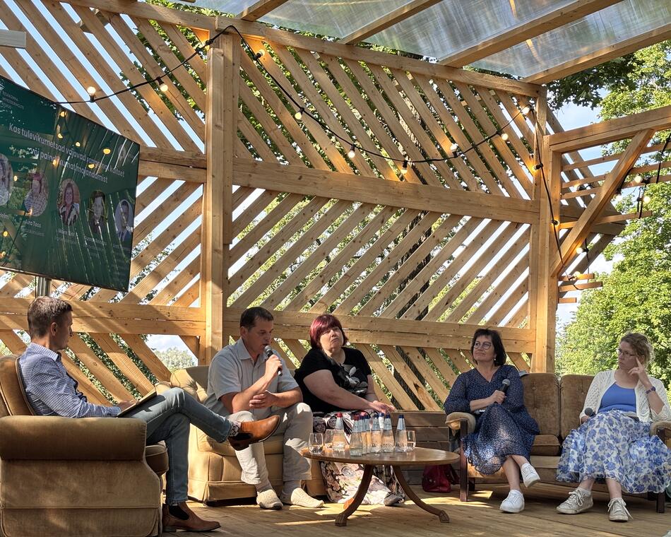 Arvamusfestivali metsa arutelu, pildil on moderaator ja neli panelisti
