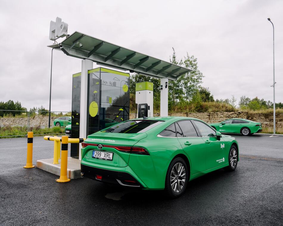 Rohelist värvi vesinikuauto vesinikutanklas